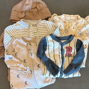 Carter’s Baby Clothing Set Footies Stripes and Moon Patterns size 0-3 months
